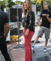 Idina_on_Extra_286729.jpg