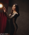 idina-menzel-in-a-jenny-packham-black-dress-with-crystal-details-and-naturalizer-black-pumps2.jpg