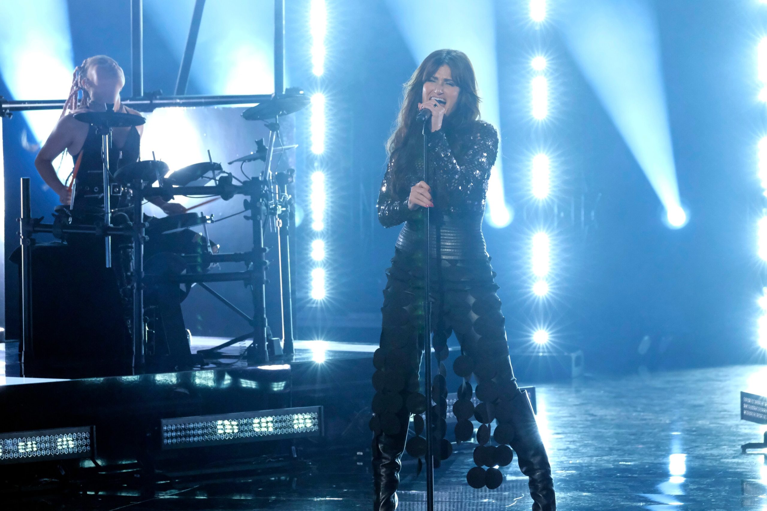 Idina Menzel Performs on America's Got Talent – Idina-Here.Com, image size:2560x1707